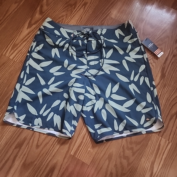Nwt‎ Quicksilver Waterman Broadshorts size 32 - Picture 1 of 10